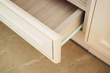 Стол с 3 ящиками (метабоксы) Милана 23.66 Сосна Астрид/Ваниль