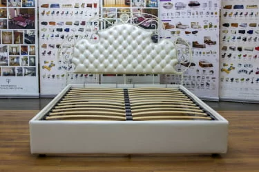 Кровать Аргеста кованая с мягкими царгами Exotica и две тумбочки