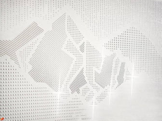 Шкаф трехдверный с зеркалом Эверест 500.28 Дуб Кронберг/Белый шпон/Плаза Стоун