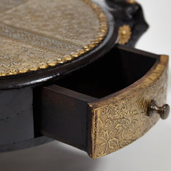 Столик Secret De Maison 3 SLONA ( mod. ND-005) дерево манго/латунная чеканка, Dia 48. В 19 см, этническая роспись