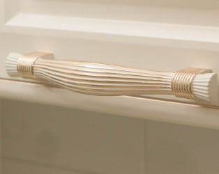 Шкаф-витрина кухонный (с системой плавного закрывания) Милана 23.08.1 Сосна Астрид/Ваниль