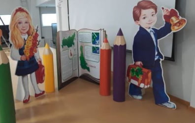 Декорация Школьники (девочка, мальчик) односторонняя на подставке