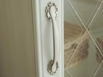 Шкаф для посуды в гостиную Тиффани 600.06